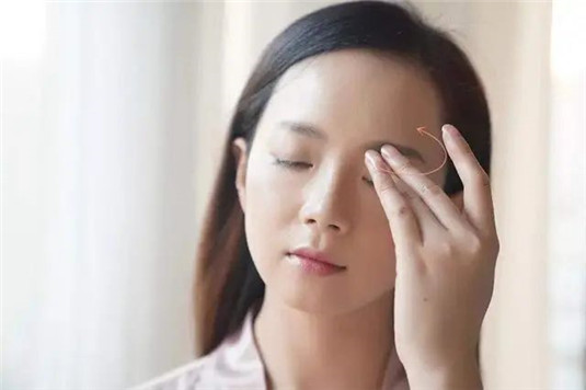 女人过了30岁，涂眼霜要谨记“3不要”，否则眼霜再贵也是浪费  眼霜 肌肤 涂抹 第3张