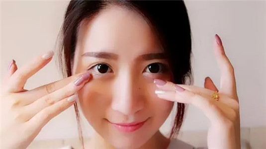 女人过了30岁，涂眼霜要谨记“3不要”，否则眼霜再贵也是浪费  眼霜 肌肤 涂抹 第5张
