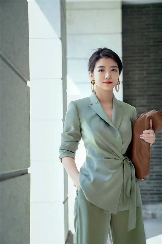 40岁女人春夏不要乱穿衣，三木玩转“鼠尾草绿”，化身高级时髦精  搭配 白色 三木 第3张