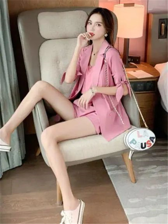 职场女性选择这几款小西装，会让你走路都有气场