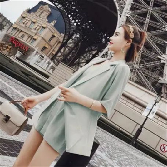 职场女性选择这几款小西装，会让你走路都有气场  西装 搭配 草绿色 第4张