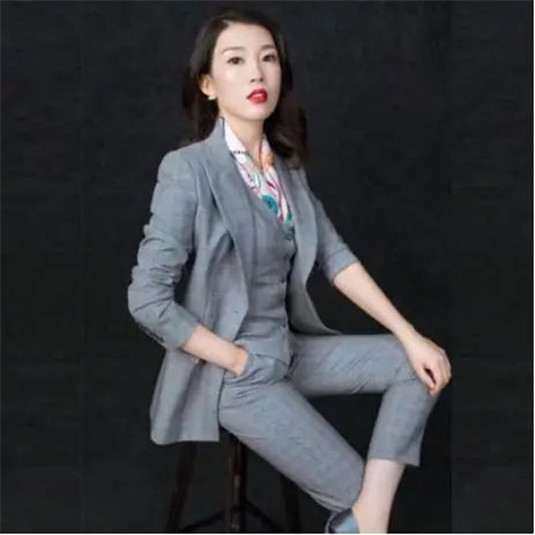职场女性选择这几款小西装，会让你走路都有气场  西装 搭配 草绿色 第5张