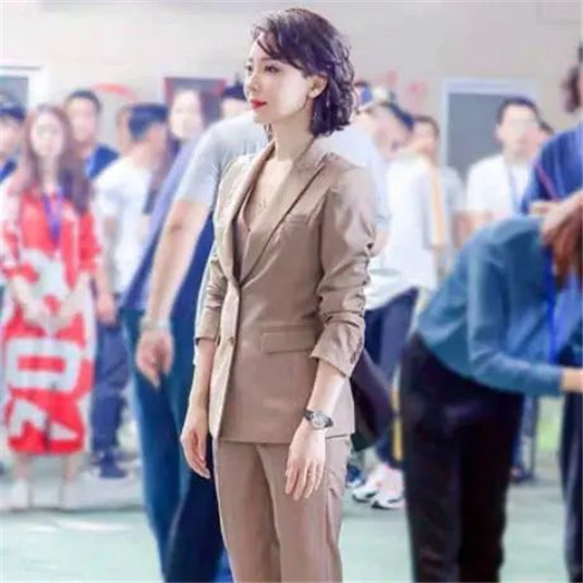 职场女性选择这几款小西装，会让你走路都有气场  西装 搭配 草绿色 第6张