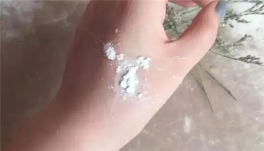 想要夏天不油不脱妆，推荐几款超好用散粉  散粉 罗拉 粉扑 第11张