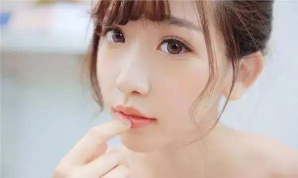 会让睫毛越来越短的3件事，90%的女孩子都在做，改后睫毛浓密细长  睫毛 自己的 涂抹 第4张