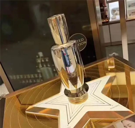 超好用的精华，让你妆感更亮更润，简直是自带柔光灯的「素颜」女神