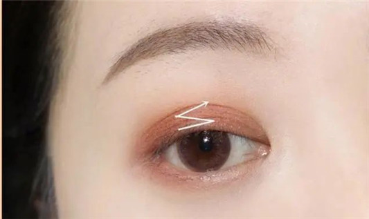 保姆级的眼影教程,新手小白完全适用,日常好看又百搭 眼妆 眼影 双眼皮 第2张 保姆级的眼影教程,新手小白完全适用,日常好看又百搭 眼妆 眼影 双眼皮 第2张