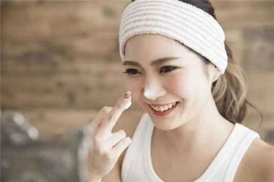 过了35岁的女人，每天洗脸后做到这5点，难怪紧致看不出真实年纪  面膜 涂抹 眼霜 第4张