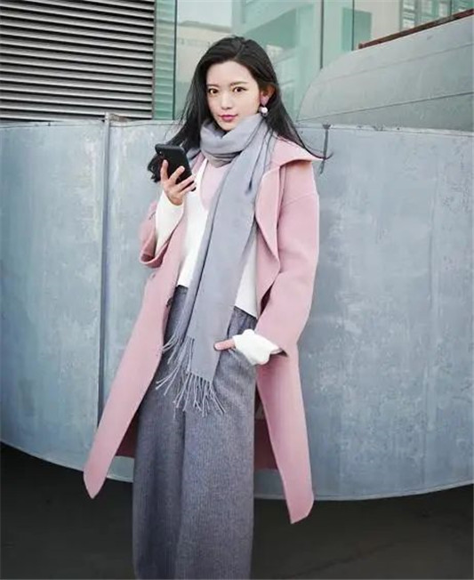 大衣别总穿普通的黑色长款了，多穿这几种款式，不仅时尚还高级  大衣 颜色 驼色 第11张