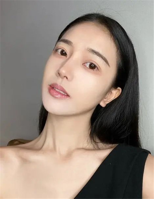 年度口碑最佳精华液榜单，雅诗兰黛第一，最后一个是年度「黑马」