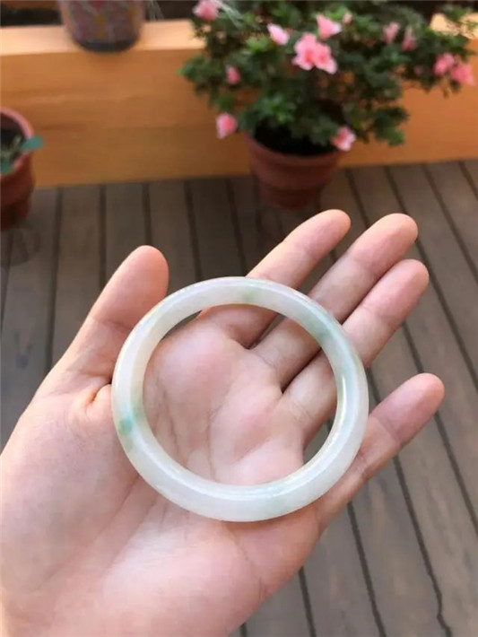 女人过了40岁，最好别戴这3种首饰，俗气感十足，显得没品味  首饰 饰品 佩戴 第5张