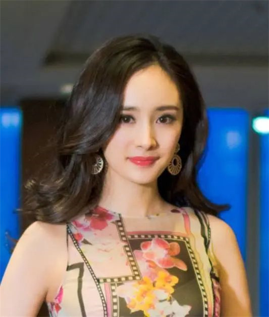 脸上有这这些「特点」的人，放弃卷发更好看，换成直发减龄还气质