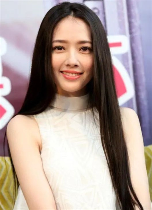 脸上有这这些「特点」的人，放弃卷发更好看，换成直发减龄还气质  脸型 卷发 直发 第7张