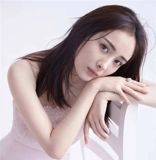 脸上有这这些「特点」的人，放弃卷发更好看，换成直发减龄还气质  脸型 卷发 直发 第8张