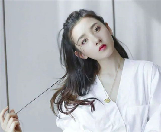 女生的5种唇形，太厚太薄都影响颜值，M唇符合东方审美，但很少见  唇形 嘴唇 的人 第1张