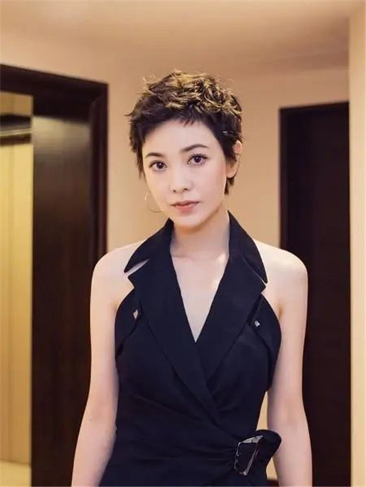 女人50岁以后，少弄这「4种」发型，显老俗气不说，还易伤发掉发  发型 马尾 很好 第2张