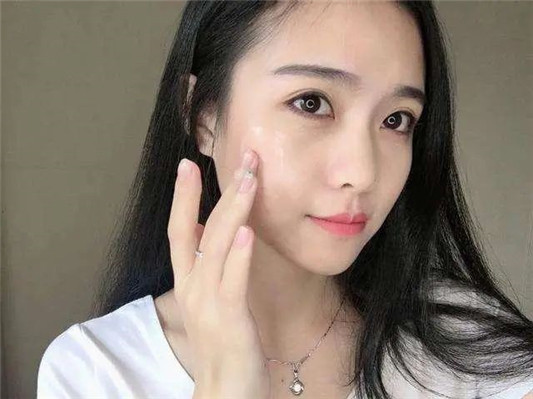 「先乳后水」的护肤方式真的好吗美容师道出了实情，别用错了