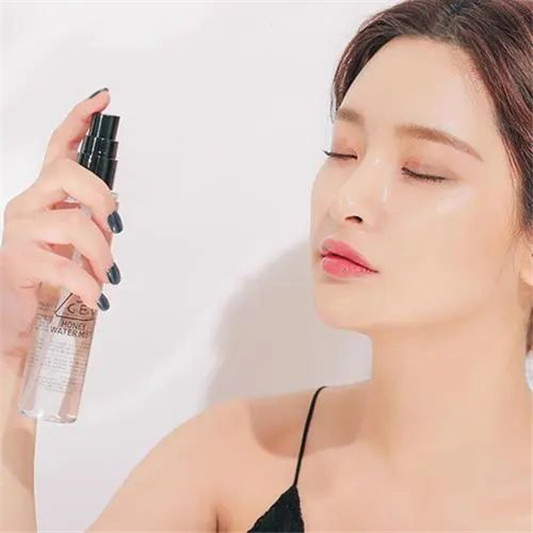 为何有的女人，不怎么保养皮肤也很好这3个细节，很少人能做到