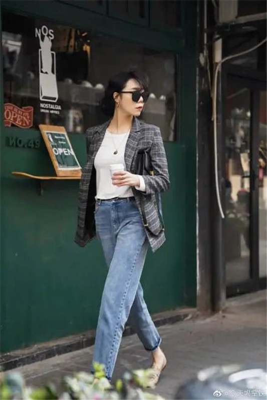 西装才是春天的「百搭之王」，新套路，用牛仔裤给时尚加个buff  西装 搭配 牛仔裤 第5张