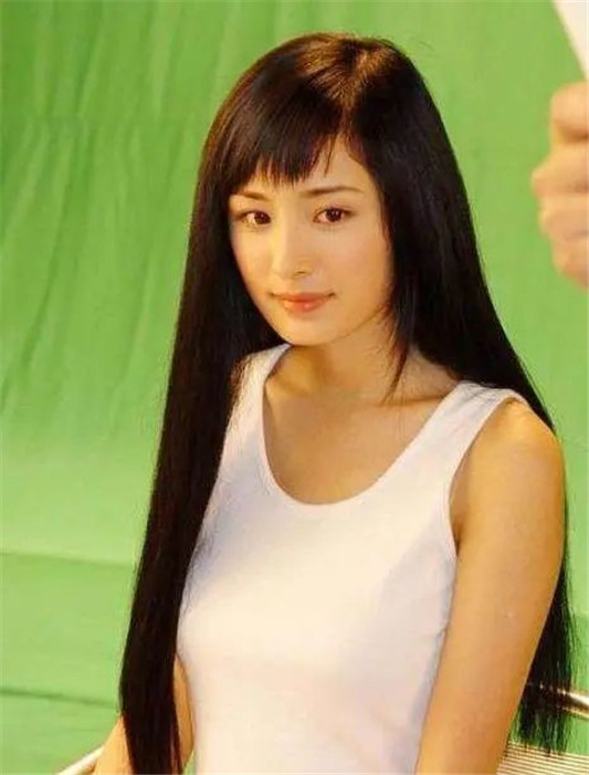 明星出道前后对比，赵丽颖一直美，杨幂判若两人，脸型实在太重要  脸型 的是 出道 第6张
