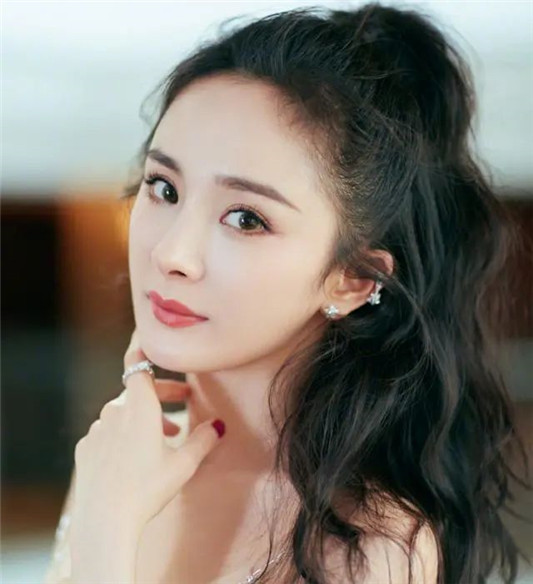明星出道前后对比，赵丽颖一直美，杨幂判若两人，脸型实在太重要  脸型 的是 出道 第7张