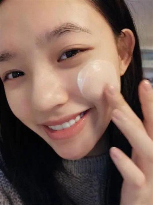 起床后做到这「3点」，30天皮肤光滑有弹性，后面上妆更服帖  皮肤 面膜 护肤 第3张