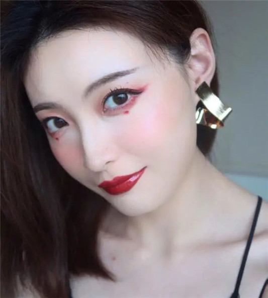 女生好看的5种眼型，杏眼无辜，丹凤眼妩媚，桃花眼异性缘很好  丹凤眼 眼睛 桃花 第3张