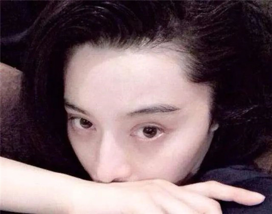 长期化妆对皮肤有什么危害可能毛孔粗大皮肤暗沉，这些都是后果  皮肤 明星 毛孔 第2张