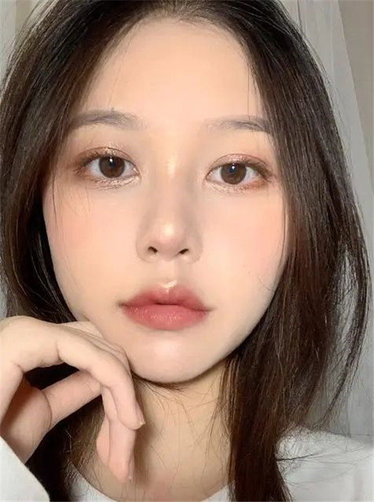 大浓妆真的out了，现在流行「伪素颜」妆容，是直男最爱的高级脸  妆容 腮红 颜色 第2张