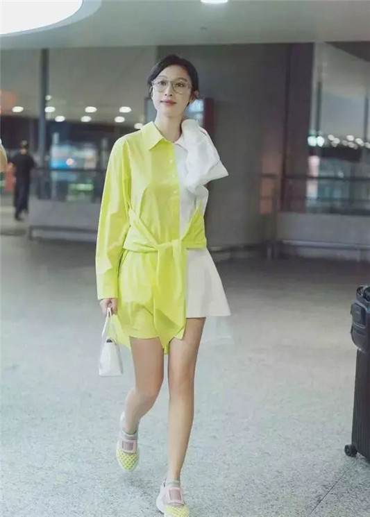 张俪原来这么会穿，时而甜美时而端庄，最后的粉上衣是要嫩回18吗  衬衫 搭配 马甲 第2张