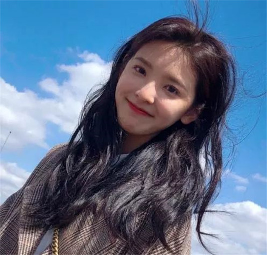 女生脸上有这几个特征，属于难得的「少女脸」，桃花运一般都不差  酒窝 少女 苹果 第2张