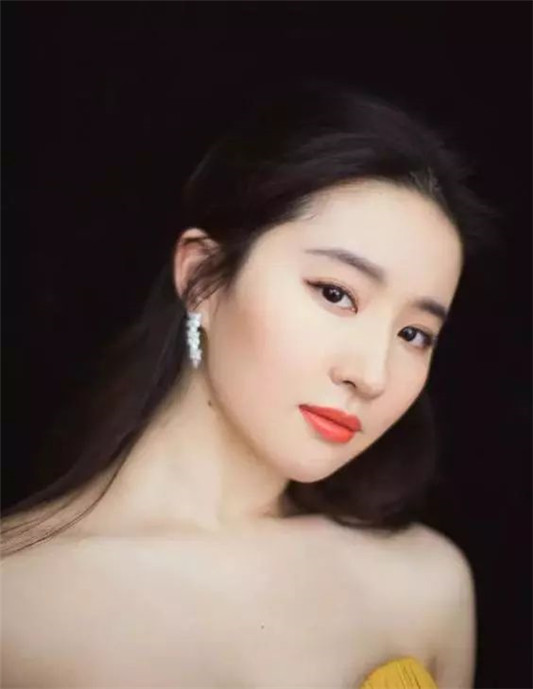 初恋脸通常会有这几个特点，清纯可人少女感还很足，你占了几条