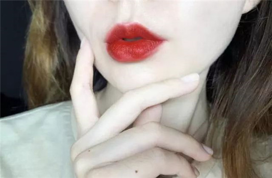新晋十大神仙口红色号，别再抓着迪奥999不放啦，这里有更美的  口红 的是 一只 第11张