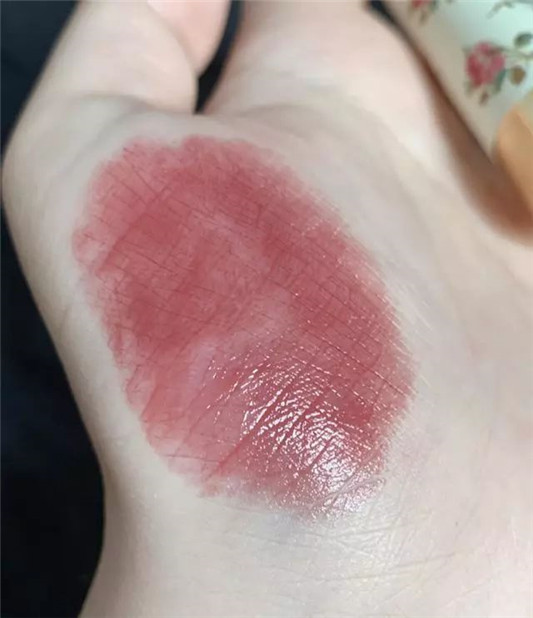 新晋十大神仙口红色号，别再抓着迪奥999不放啦，这里有更美的  口红 的是 一只 第21张