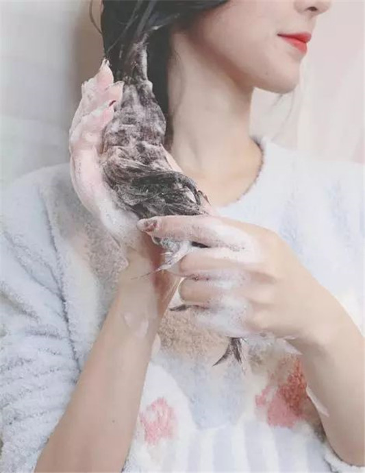 洗完头后，做到这「4点」，头发慢慢变顺，发量也变多了  头发 洗完 发质 第7张