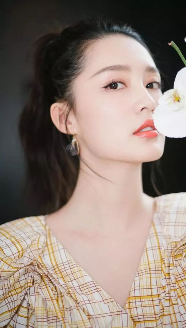 再懒的女人过年都要化妆，最适合新春的3款眼妆，让你赚够回头率  的是 妆容 选用 第3张