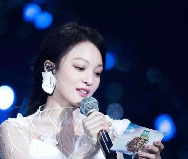 2020年必盘的耳环，女明星都种草了，出街抢眼还带着光