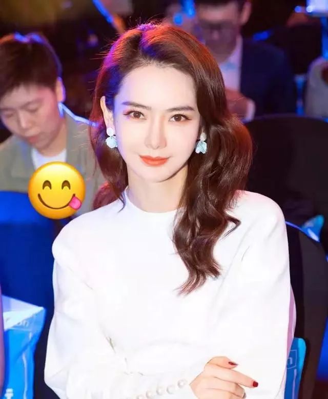2020年必盘的耳环，女明星都种草了，出街抢眼还带着光  耳环 搭配 甜美 第4张