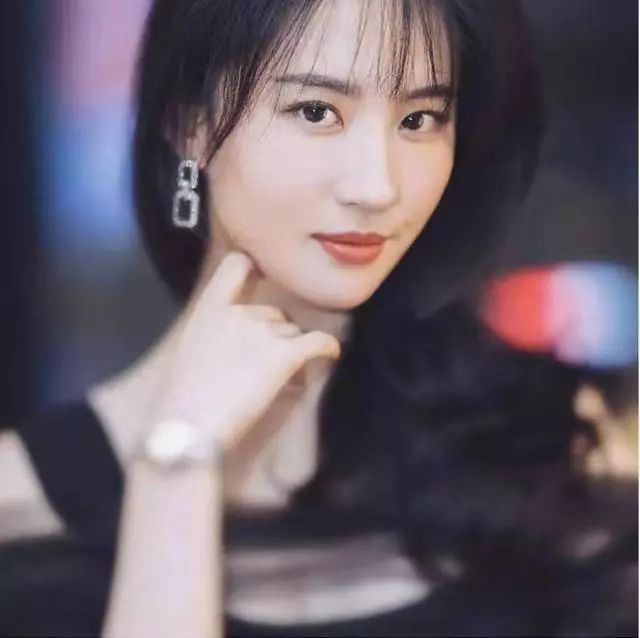 2020年必盘的耳环，女明星都种草了，出街抢眼还带着光  耳环 搭配 甜美 第5张