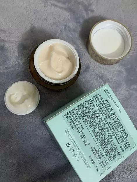 油皮用了肤感超差的几款产品，糊脸不说还黏糊糊的，送人都不要  面霜 的是 很多人 第6张