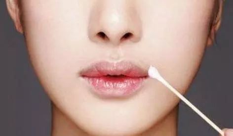 「总是化妆」和「总是素颜」，5年后皮肤有何不同差距让人惊讶  皮肤 卸妆 口红 第5张