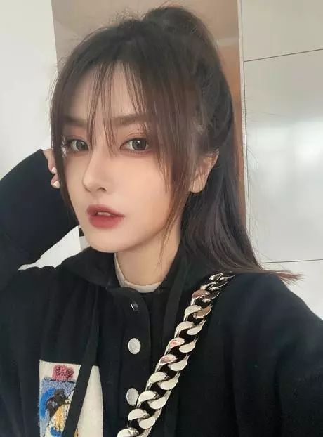 女人不管多大，别留这2款发型，另外2种才好看，减龄又时尚  发型 自己的 泡面 第3张