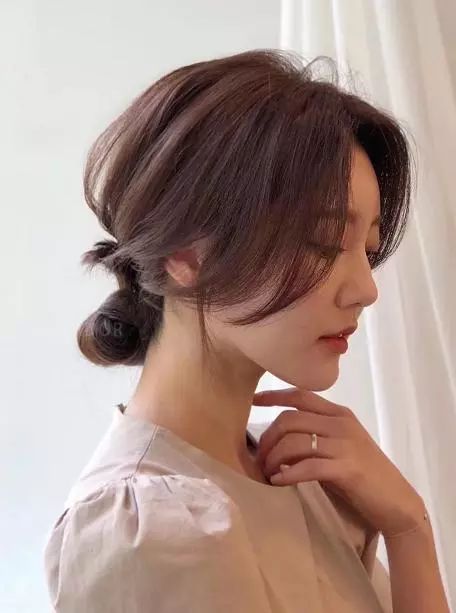 女人不管多大，别留这2款发型，另外2种才好看，减龄又时尚  发型 自己的 泡面 第10张