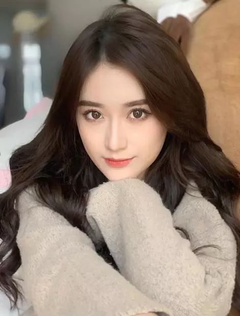 女人有这4个特点总是让人很羡慕，第1个是脸型，第4个最重要