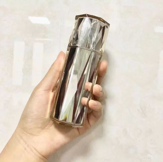 初春必备五款精华，有钱人用cpb和skll，没钱用HR，cpb水润，