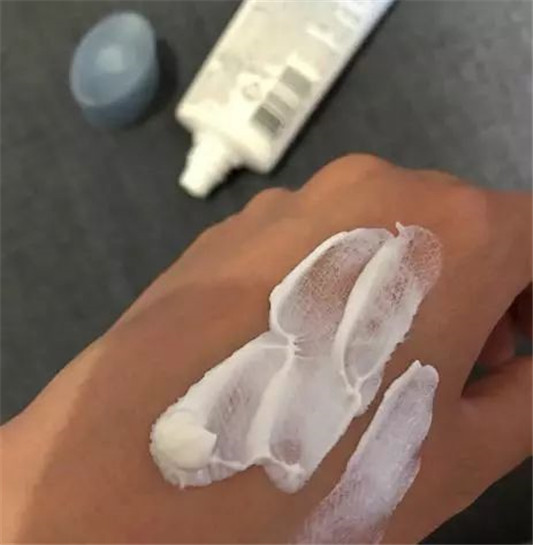 屈臣氏一不小心就踩雷的护肤品，用起来没什么用，肤感还很差  这款 都是 屈臣氏 第3张