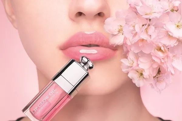 Dior再创护唇风潮 全新迪奥粉漾润唇釉重磅推出  迪奥 双唇 润色 第2张