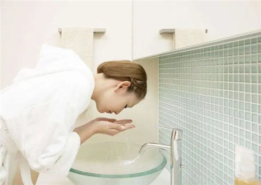 女生想要养出干净脸并不难 睡前坚持做好这4件事，让你悄悄变美  让你 件事 第3张