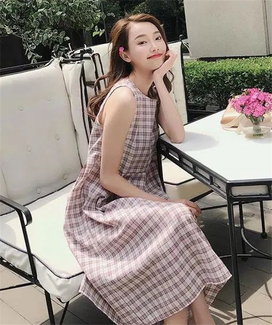 三木博主带火无袖连衣裙，白色修身裙装优雅甜美还显瘦  无袖 连衣裙 设计 第2张