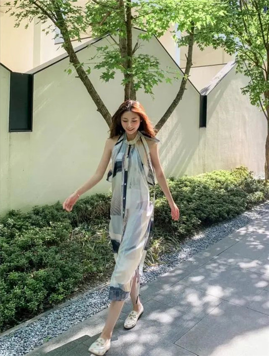 三木博主带火无袖连衣裙，白色修身裙装优雅甜美还显瘦  无袖 连衣裙 设计 第4张